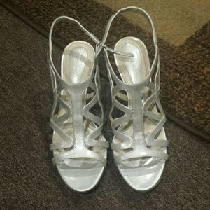 Naturalizer N5 comfort silver high heel shoes